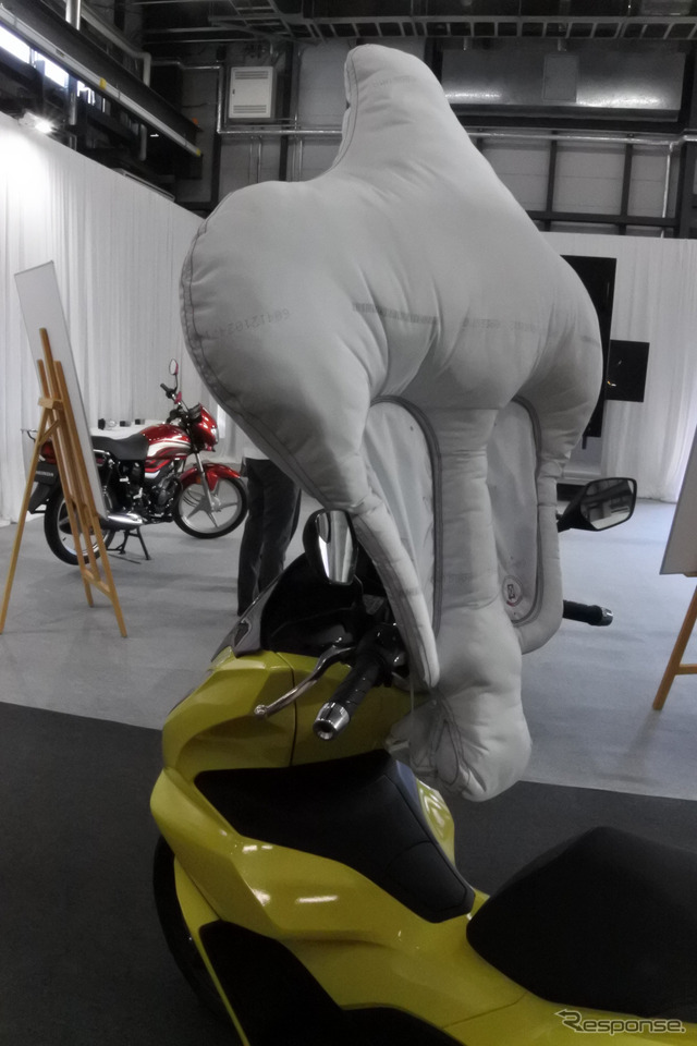 二輪車用エアバッグ