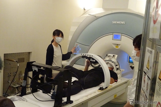 fMRIによる運転シミュレーターでの脳行動の計測