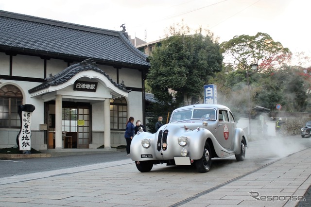 別府温泉に到着したブリストル 400