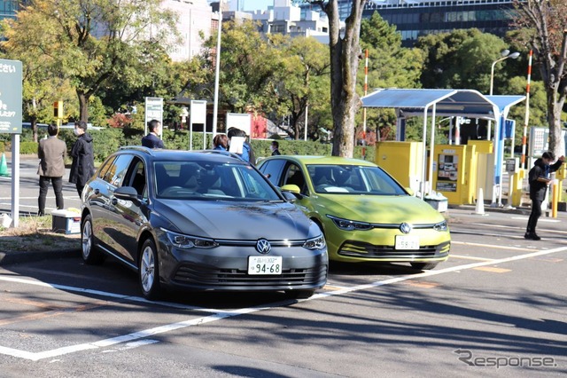 JAIA輸入電動車試乗会:VWゴルフ・バリアントeTSI Active(向かって左)とVWゴルフeTSI Style