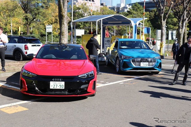 JAIA輸入電動車試乗会:アウディRS e-tron GT(向かって左)とアウディe-tronスポーツバック・クワトロ1st Edition