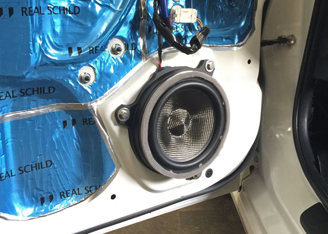 ワンオフしたインナーバッフルを使ったスピーカーの取り付け例(製作ショップ:サウンドカーペンター<愛媛県>)。