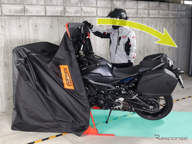 アドベンチャー・ツアラーも格納できる省スペース設計