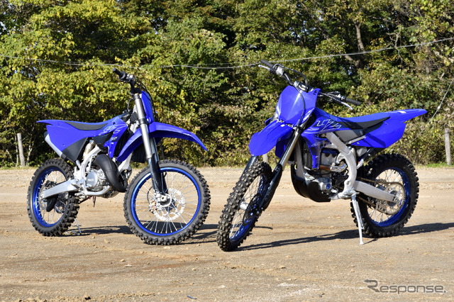 ヤマハ YZ125(左)とYZ250(右)