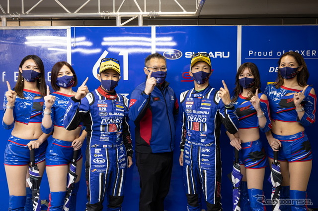 GT300クラスでポールポジションを獲得した#61 SUBARU BRZ R&D SPORTの(中央3名左から)井口卓人、小澤正弘監督、山内英輝