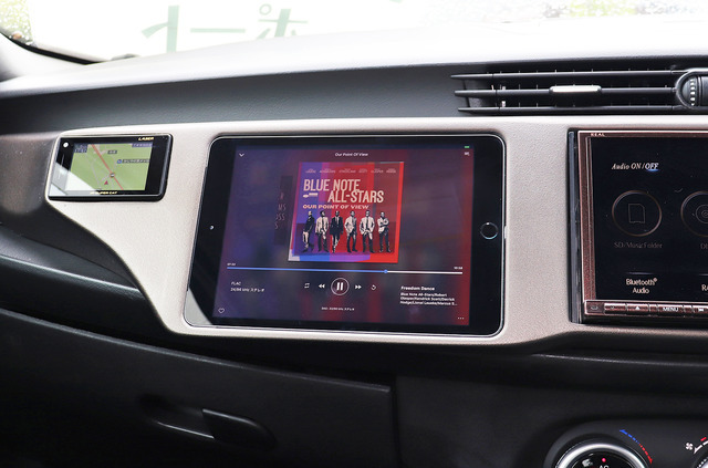 『canarino12V-Mk2』が搭載された“ウェイブトゥポート(鳥取県)”のデモカー。写真は、『canarino12V-Mk2』を操作するためのタブレット。