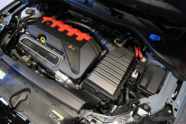 アウディ新型RS 3 スポーツバック オールアルミ製となる2.5リッター直列5気筒TFSIガソリン直噴ターボエンジン。最高出力400ps、最大トルクは500Nmを発揮。