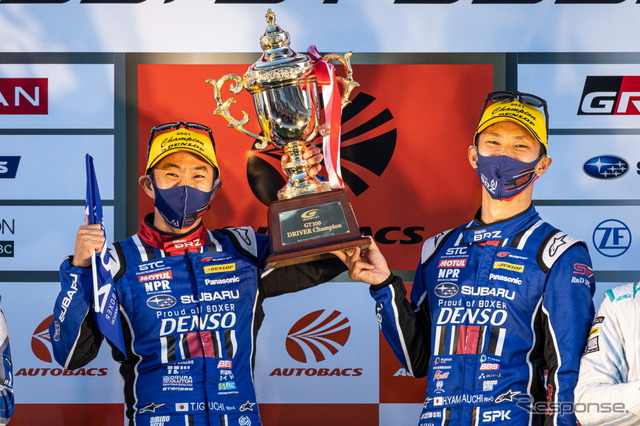 GT300クラスのチャンピオンを獲得した井口卓人(左)と山内英輝(右)