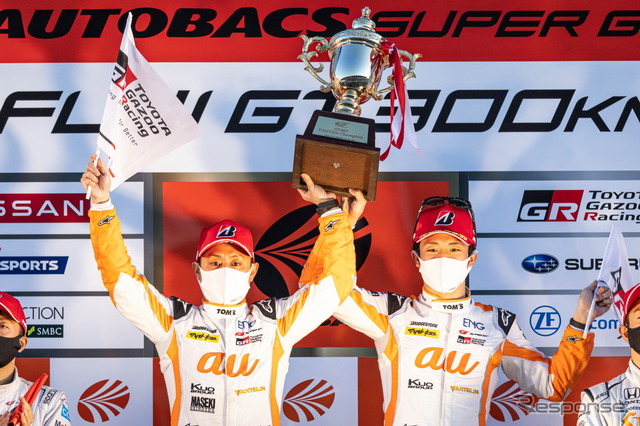 GT500クラスのチャンピオンを獲得した関口雄飛(左)と坪井翔(右)