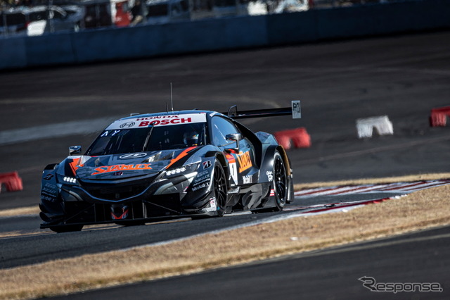 GT500クラス、チャンピオン獲得まであと一歩のところでマシンを破損した#1 STANLEY NSX-GT(山本尚貴/牧野任祐)