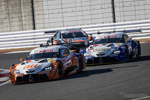 GT500クラス優勝の#36 au TOM'S GR Supra(関口雄飛/坪井翔)(手前)