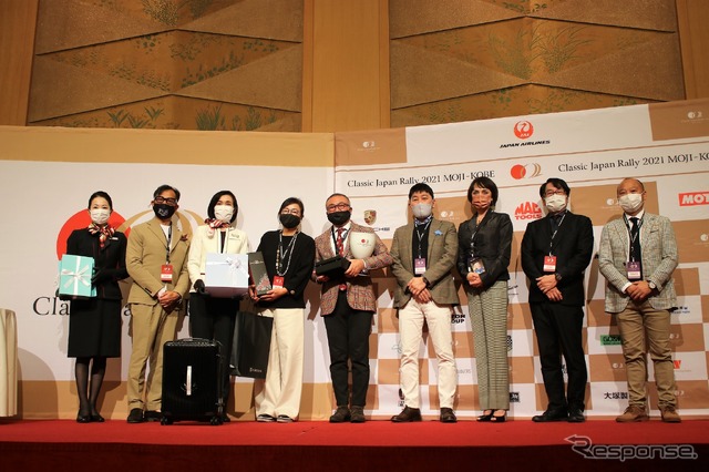 クラシックジャパンラリー2021 MOJI-KOBE 総合優勝した竹元京人・淳子ペア(左から4番目と5番目)