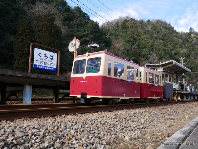 国鉄時代のレールバスをイメージした「チモハ」と呼ばれる江の川鐵道のトロッコ車両。旧口羽駅は現在、三江線鉄道公園口羽駅公園となっている。