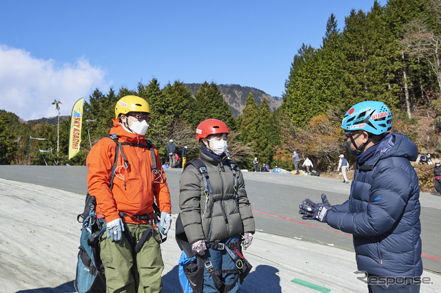 リアル人生ゲーム:パラグライダー体験は強風で中止(会社員ペア)