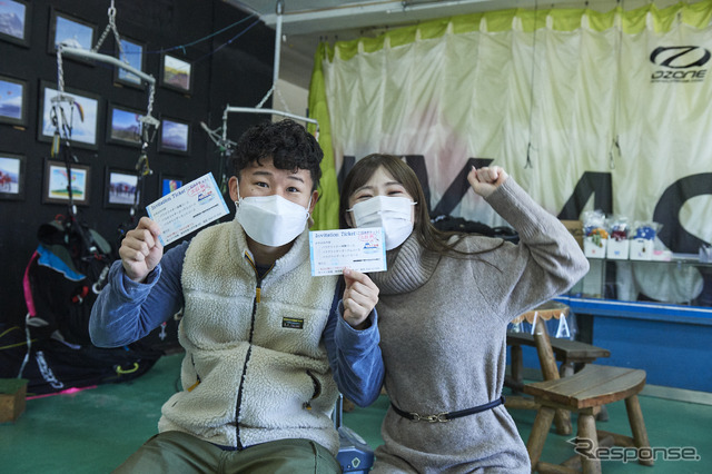 リアル人生ゲーム:パラグライダー体験は次回無料ということで(会社員ペア)。
