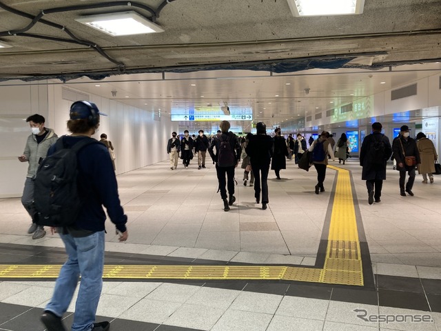 人流解析の実証実験が行なわれる新宿駅の東西自由通路。