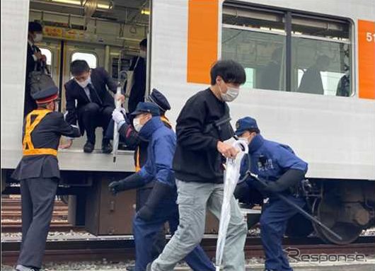 11月22日に東武鉄道（東武）と警視庁板橋警察署が共同で実施した、乗客の避難誘導訓練。