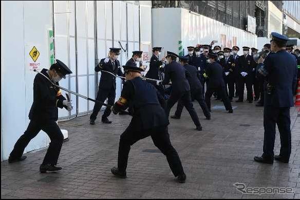 11月30日にJR東日本と警視庁渋谷警察署が共同で実施した、さすまたによる訓練。