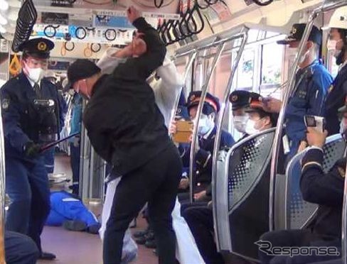 11月24日に東京地下鉄（東京メトロ）と警視庁大塚警察署が共同で実施した不審者の取押え訓練。