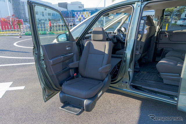 助手席リフトアップシート：助手席は完全にドアの外にまでせり出す。このおかげで、身体が不自由でも腰を下ろすだけでよく、車内に乗り込む動作などはまったく必要ない。
