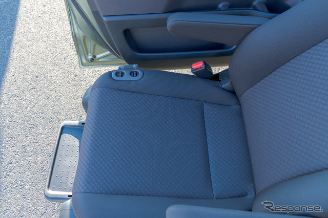 助手席リフトアップシート：座面の右端にはシートの前後位置、リクライニングの調整スイッチが用意されている。