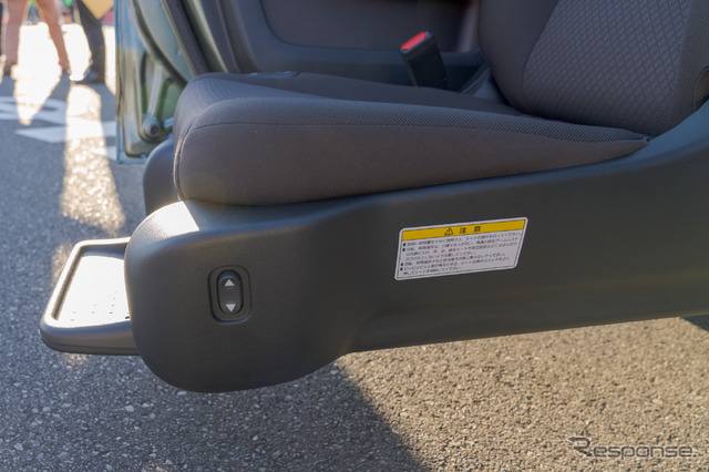 助手席リフトアップシート：座面の下部左側に、助手席を車内と車外へ移動させるスイッチがあり、リモコンがなくても、操作が可能。