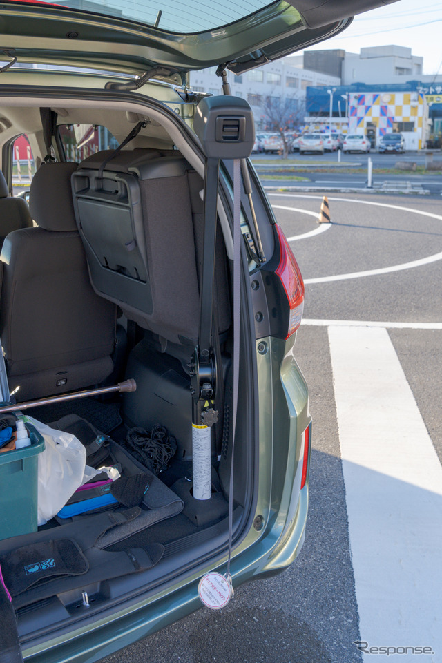 オプションとして、車イスを引っ張り上げて車内に収納する際のアシストとなるリフトも取り付けられていた。