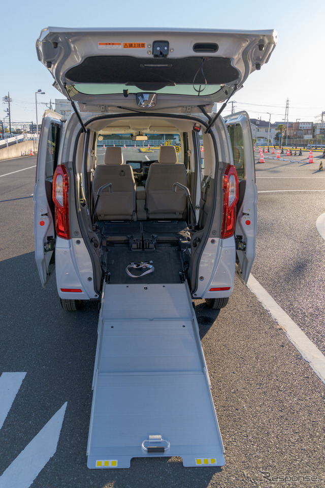 車イス仕様車:車イスを収納する際には、このスロープを上る。補助の方が押して上ることももちろん可能だが、相当な力が必要なので、ウインチと車イスをベルトで接続し、自動で車内に引き入れる機能が備わっている。