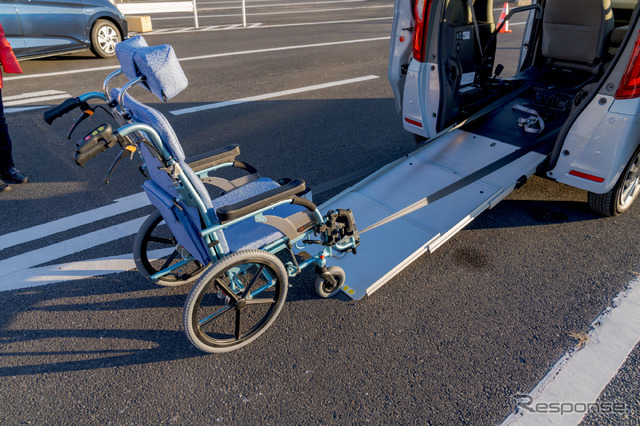 車イス仕様車:ベルトを接続した様子。