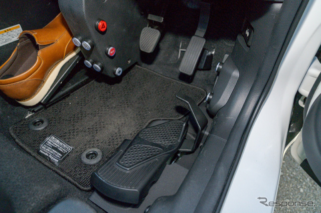 フランツシステム:ドアのすぐ隣にドライブセレクター用のフットスイッチがある。シーソーのようになっているのが特徴。