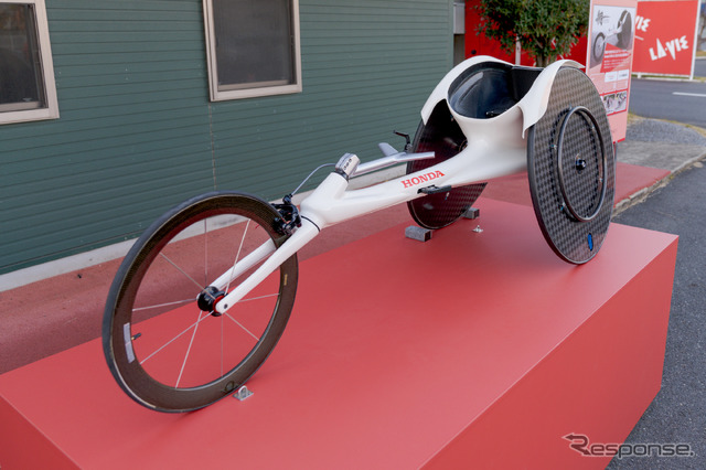 陸上競技用車いす翔<KAKERU>のフラグシップモデル。右後輪に車止めがあるが、これがないと風が吹いただけで走り出してしまうほどタイヤの回転が滑らか。