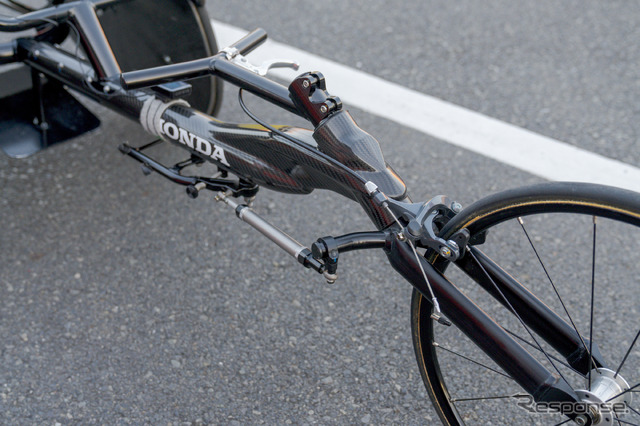 陸上競技用車いす挑<IDOMI>はダンパーシステムがフレームの外に露出している。