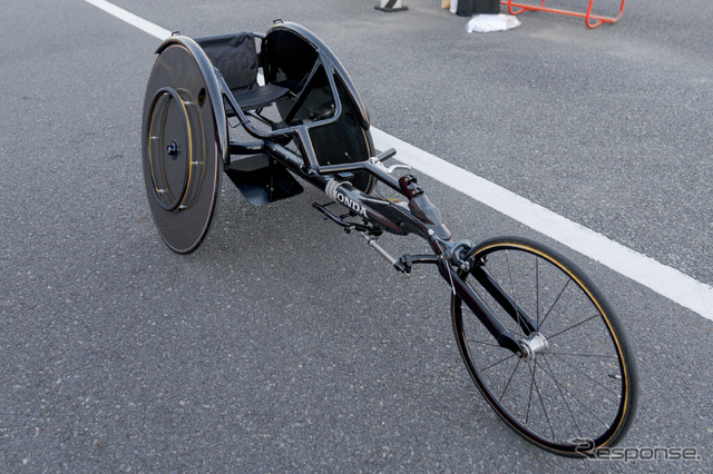 陸上競技用車いす挑<IDOMI>のフレームもカーボンで成形されている。