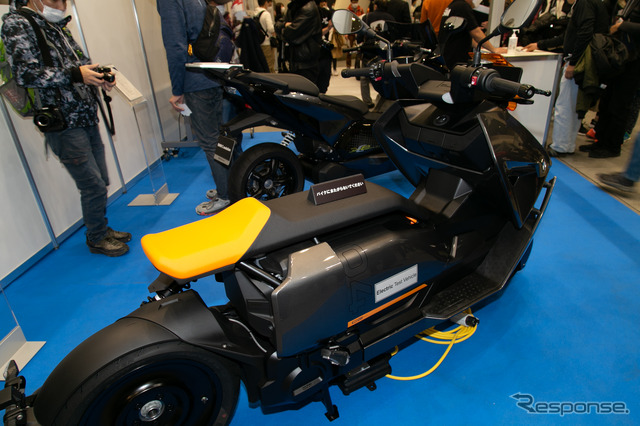 BMW、最新機種『CE 04』を展示…EVバイクコレクション2021