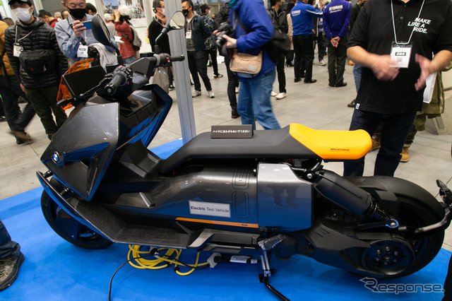 BMW、最新機種『CE 04』を展示…EVバイクコレクション2021