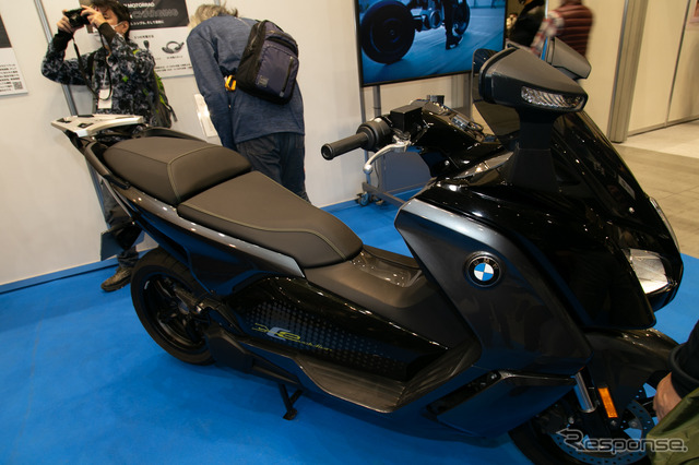 BMW、最新機種『CE 04』を展示…EVバイクコレクション2021