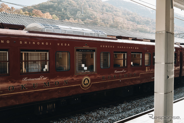 「観光列車ろくもん」背景に紅葉の山々が見える