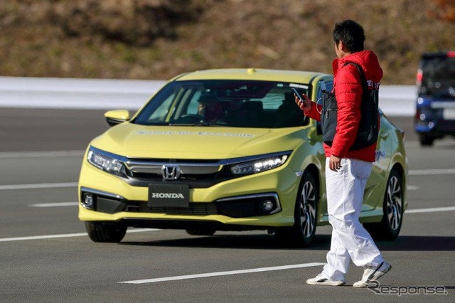 5G通信による歩行者事故低減のデモ(ホンダの将来安全技術)