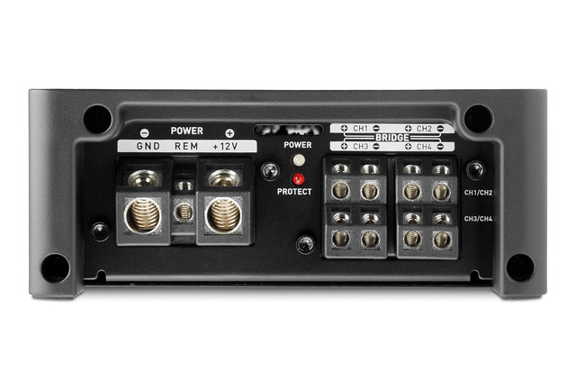 外部パワーアンプの一例(フォーカル・FPX 4.800)。