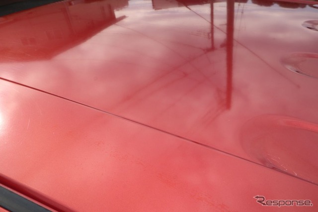 シャンプーで汚れを落とした状。まだ水滴や水たまりの後が残るルーフ(シャンプー洗車後)態。