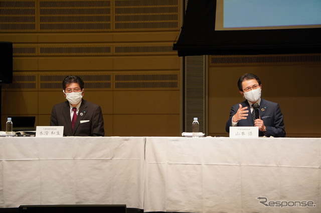 住友ゴム工業の年末社長会見の様子。右が山本悟社長で、左が木滑和生副社長