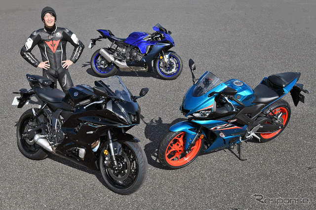 伊丹孝裕氏とヤマハRシリーズ。YZF-R7（左手前）、YZF-R1（奥）、YZF-R25（右）