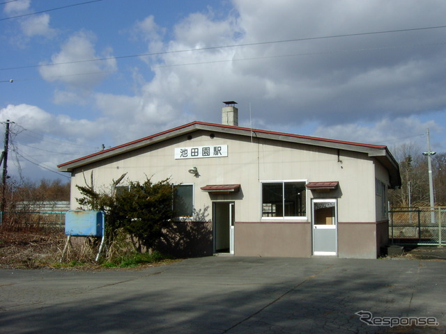 流山温泉駅の大沼方隣駅、池田園駅。この駅は銚子口駅と同時に開業した。2001年11月15日。