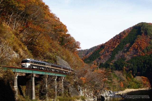 高山本線を走るキハ85系『(ワイドビュー)ひだ』。「ワイドビュー」の呼称は、眺望性に優れた新型車両と在来車両を区別するために使われた。
