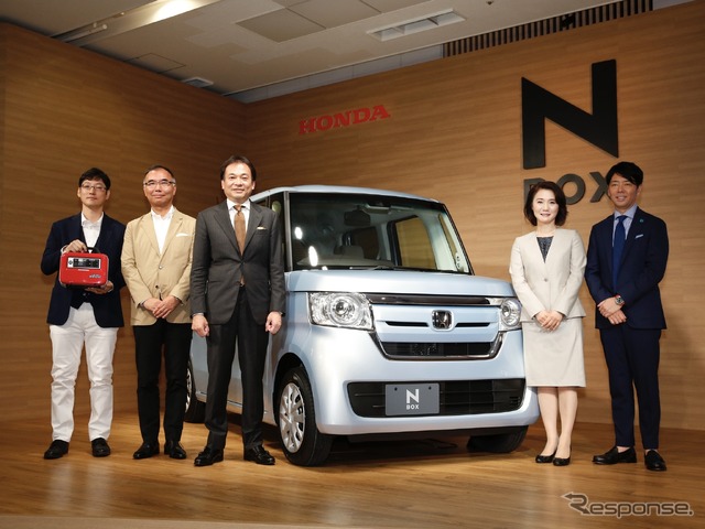 ホンダN-BOX(2017年)。2代目の発表会に佐藤の姿も見える。