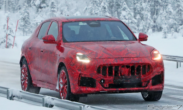 クリスマス仕様!? マセラティ新型SUV『グレカーレ』プロトタイプ、LED初点灯&グリル全開!
