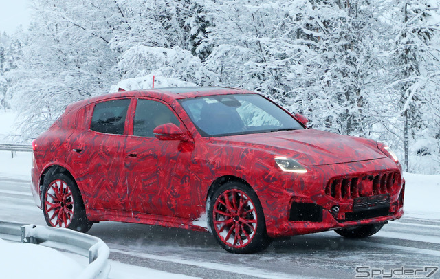 クリスマス仕様!? マセラティ新型SUV『グレカーレ』プロトタイプ、LED初点灯&グリル全開!