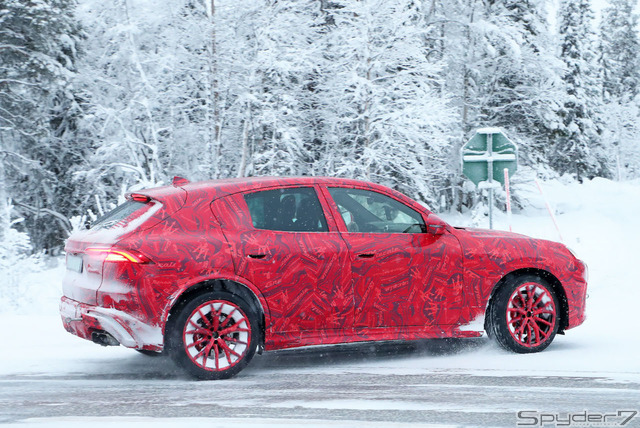 クリスマス仕様!? マセラティ新型SUV『グレカーレ』プロトタイプ、LED初点灯&グリル全開!