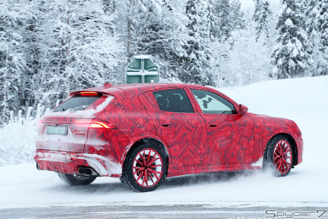 クリスマス仕様!? マセラティ新型SUV『グレカーレ』プロトタイプ、LED初点灯&グリル全開!