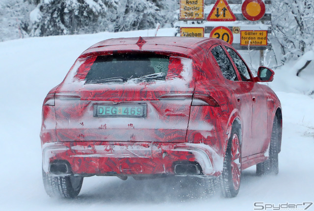 クリスマス仕様!? マセラティ新型SUV『グレカーレ』プロトタイプ、LED初点灯&グリル全開!